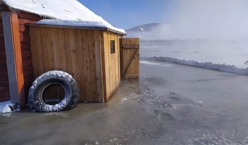 Увс, Ховд аймагт далан сэтэрч, айлын өвөлжөө, гэр, хашаа голын халианы усанд автжээ